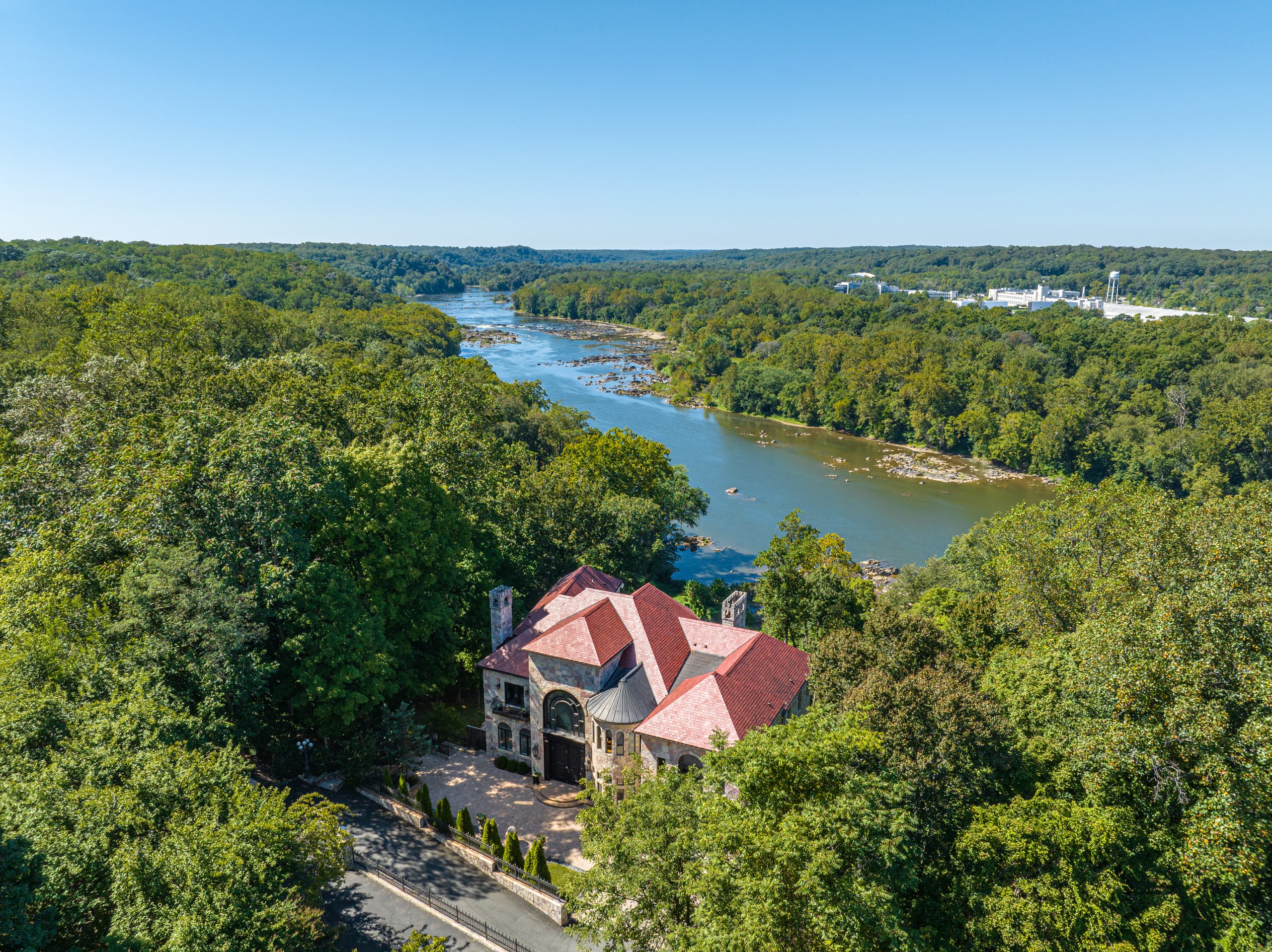 Aerial photograph showing Rivercrest and the Potomac River