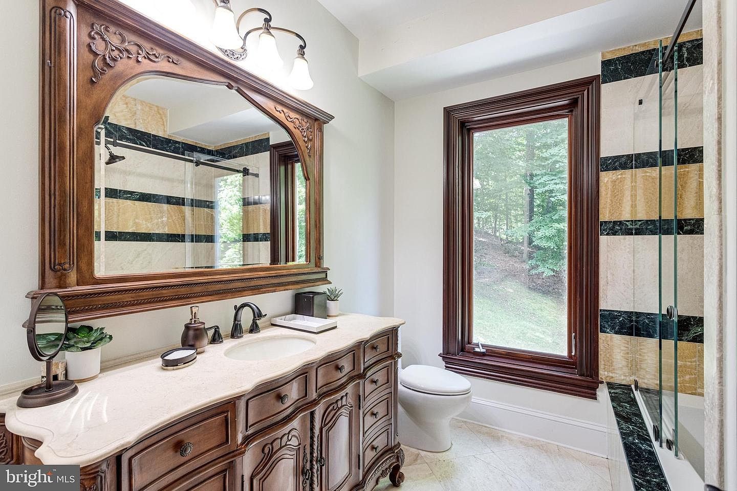 The bath in the Great Gatsby Suite.