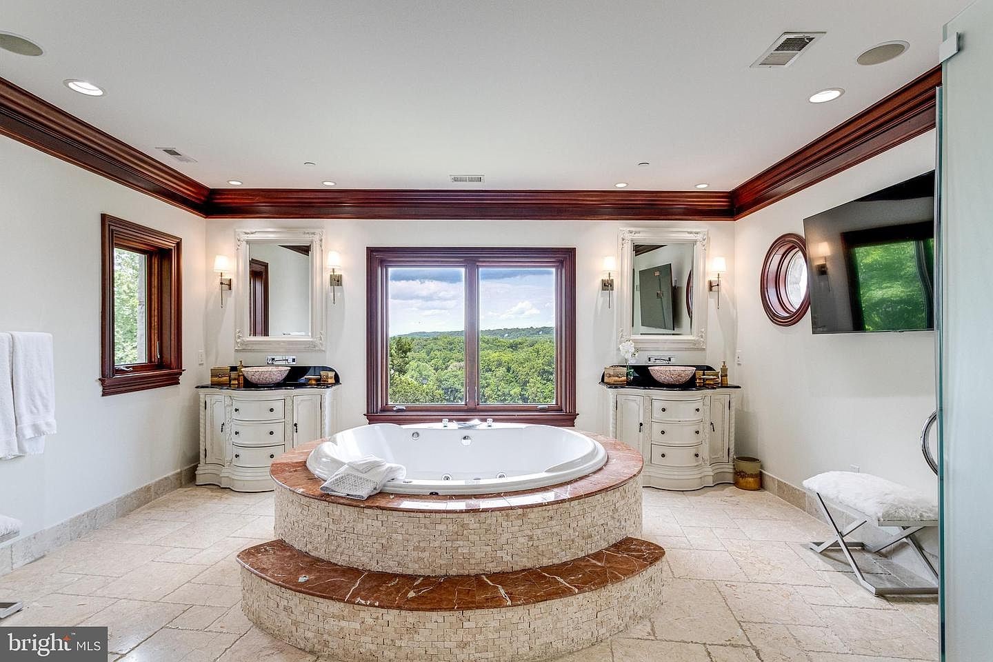 The round bath in the Shakespeare Suite.