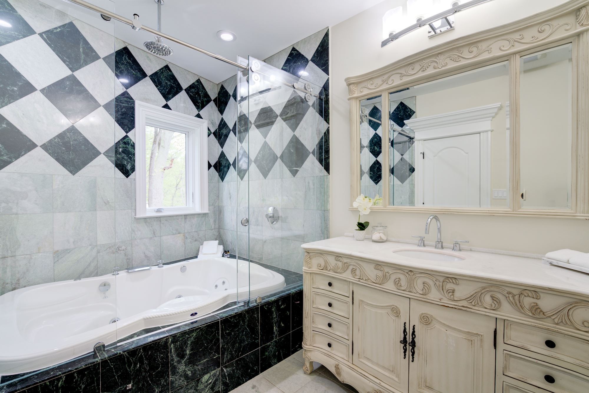 The bath in the Virginia Woolf Suite, diamond marble.